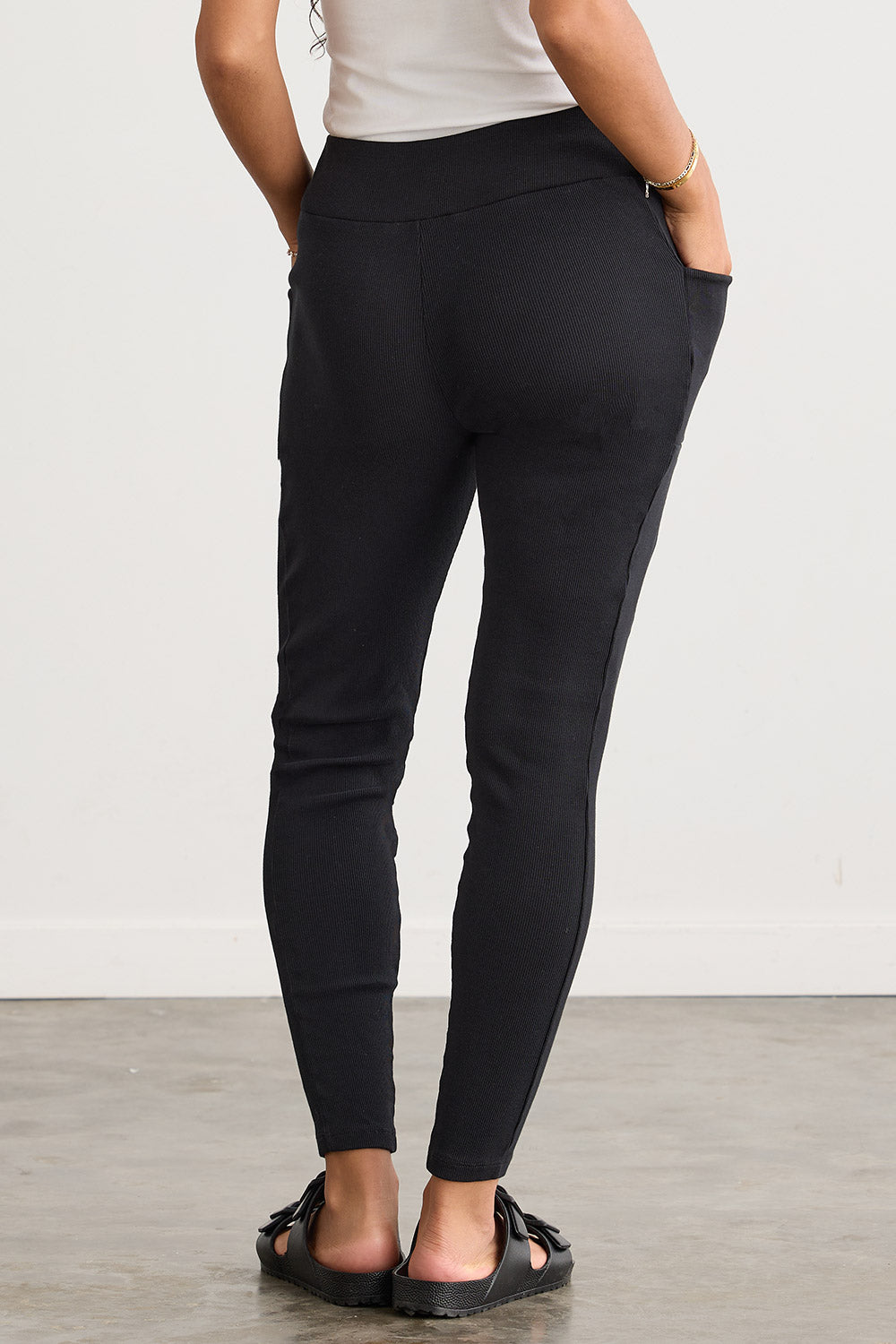 Women's Organic Blend Ribbed Leggings with Pockets - Black